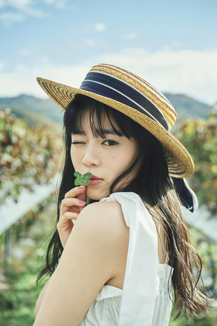 Amazon.co.jp: 坂井仁香 写真集 直筆サイン本 First Love 限定